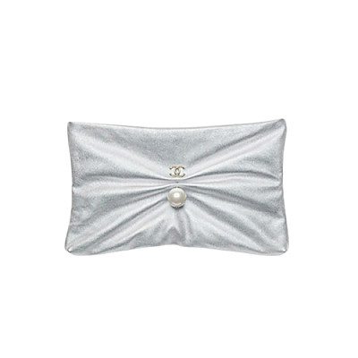CHANEL-AP4614 샤넬 실버 메탈릭 램스킨 라지 파우치